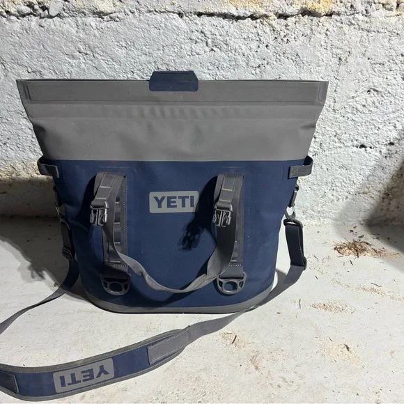 Yeti bag cooler - Picture 2 of 3